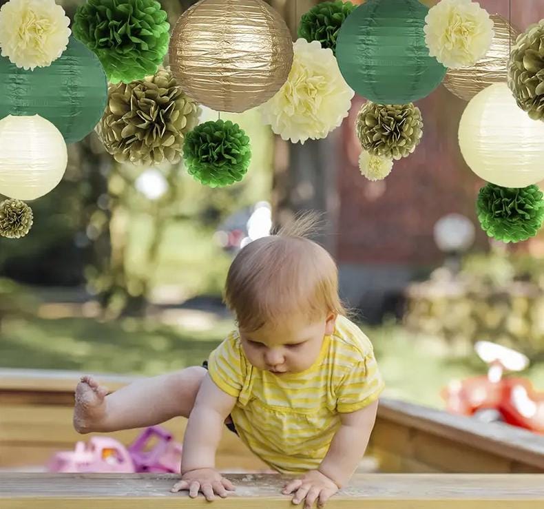 15-Piece Green and Gold Party Decoration Set - Pom Poms and Paper Lanterns for Elegant Celebrations and Events